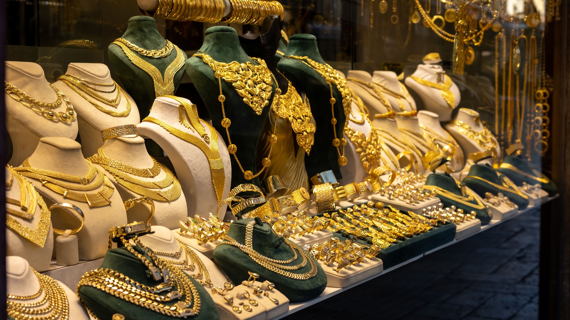 grand bazaar istanbul gold jewelry store window display